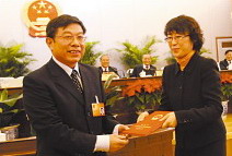 这是近5年来本市首次任命党外人士担任市政府工作机构正职,黄艳也是现任市政府工作机构正职中唯一一名党外人士。