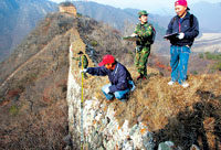 昨天,第四阶段北京段长城踏查工作在延庆县永宁镇马蹄湾村正式展开(见上图)。至此,北京段长城的测绘工作已经完成一半,在前期的测绘中,测绘专家和市文物专家发现了许多关于长城的新信息,如实际现存量多于此前预估数,统一朝代的长城的不同结构以及发现了多处窑址等,这些都是此前关于长城文献的记载中所没有的。本阶段预计将有怀柔、平谷、门头沟三个区基本完成现场调查测绘工作,预计全部测绘将在明年结束。届时,北京段长城的具体、翔实数据将会第一次明确。